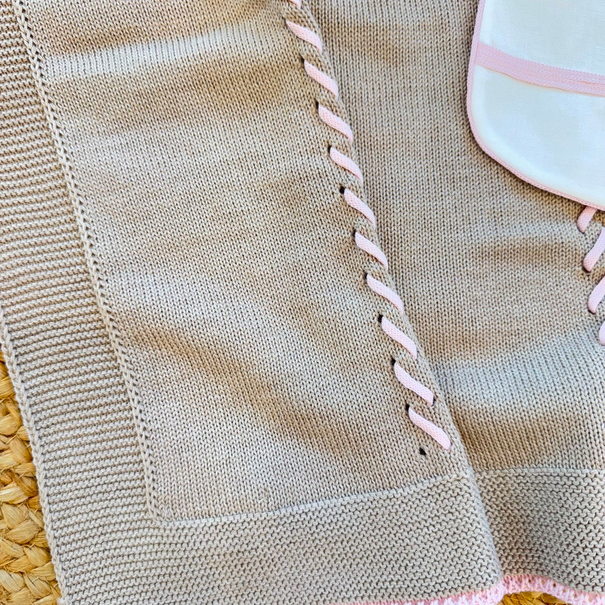 Uscita clinica neonata in lana merino tortora e rosa con copertina e completo coordinato