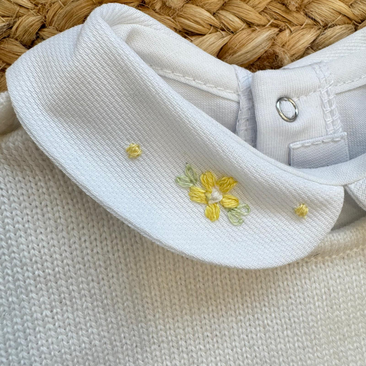 Uscita clinica neonata in pura lana bianco latte con tutina, copertina, cappellino e scarpette con fiorellini gialli.