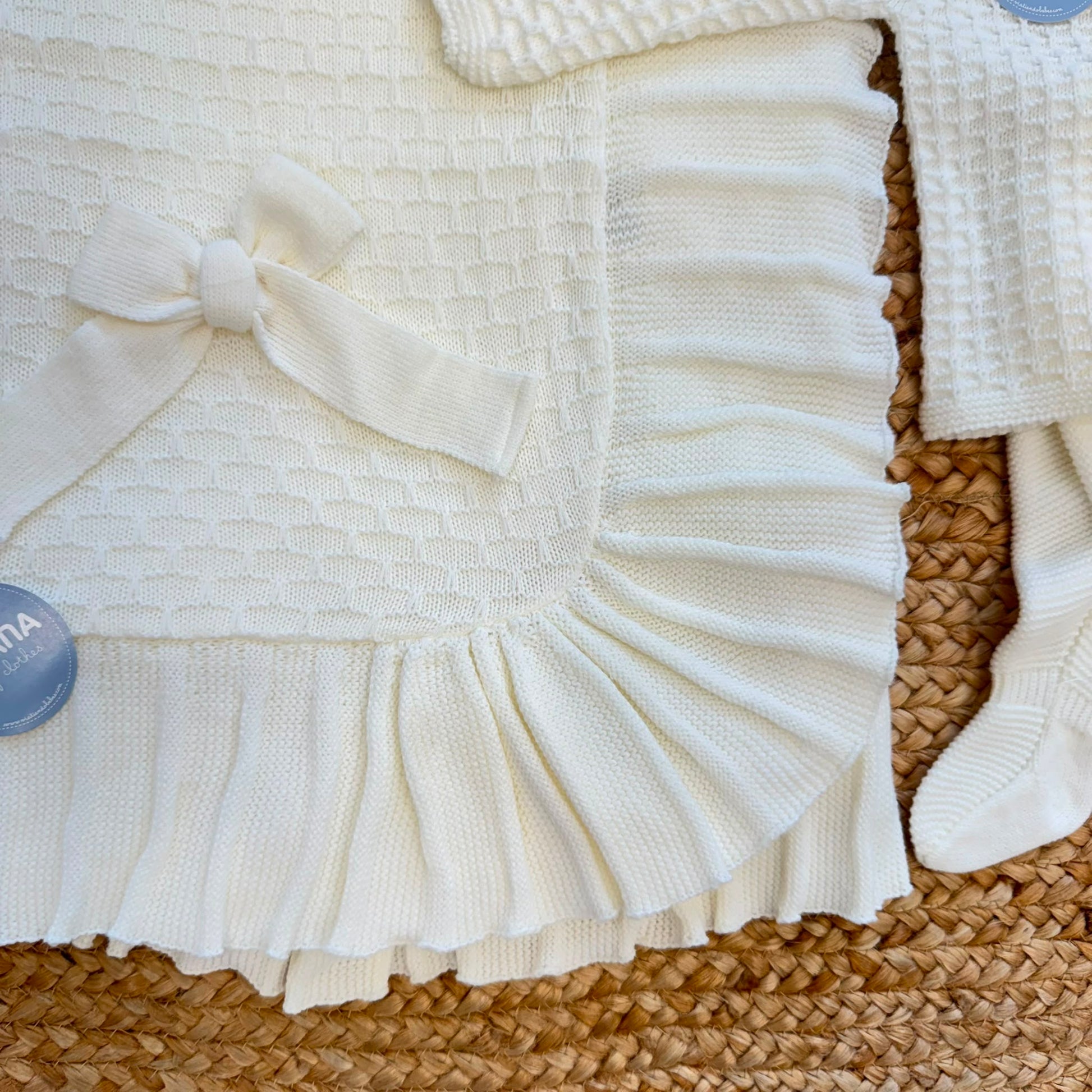 Set nascita neonata panna con copertina, maglia, ghettina e cuffietta in maglia 100% acrilico.