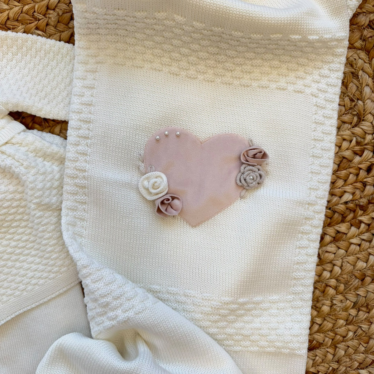 Uscita clinica neonata in pura lana latte con copertina cappellino e scarpine rosa