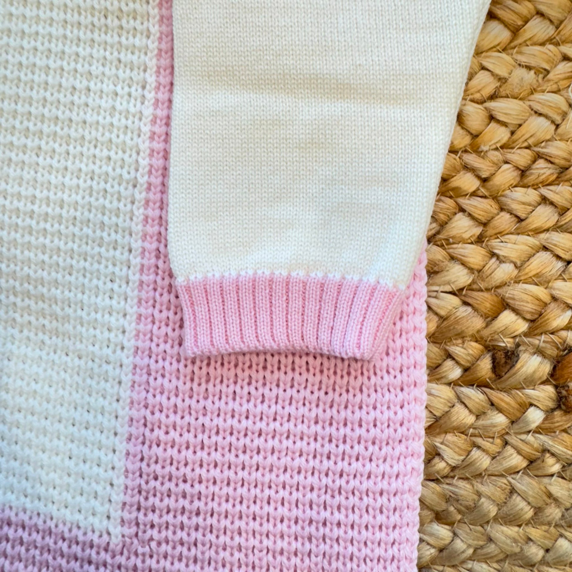 Uscita clinica neonata in pura lana con copertina latte e rosa confetto Made in Italy.