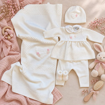 Uscita clinica neonata in pura lana color latte con cuore e fiori rosa
