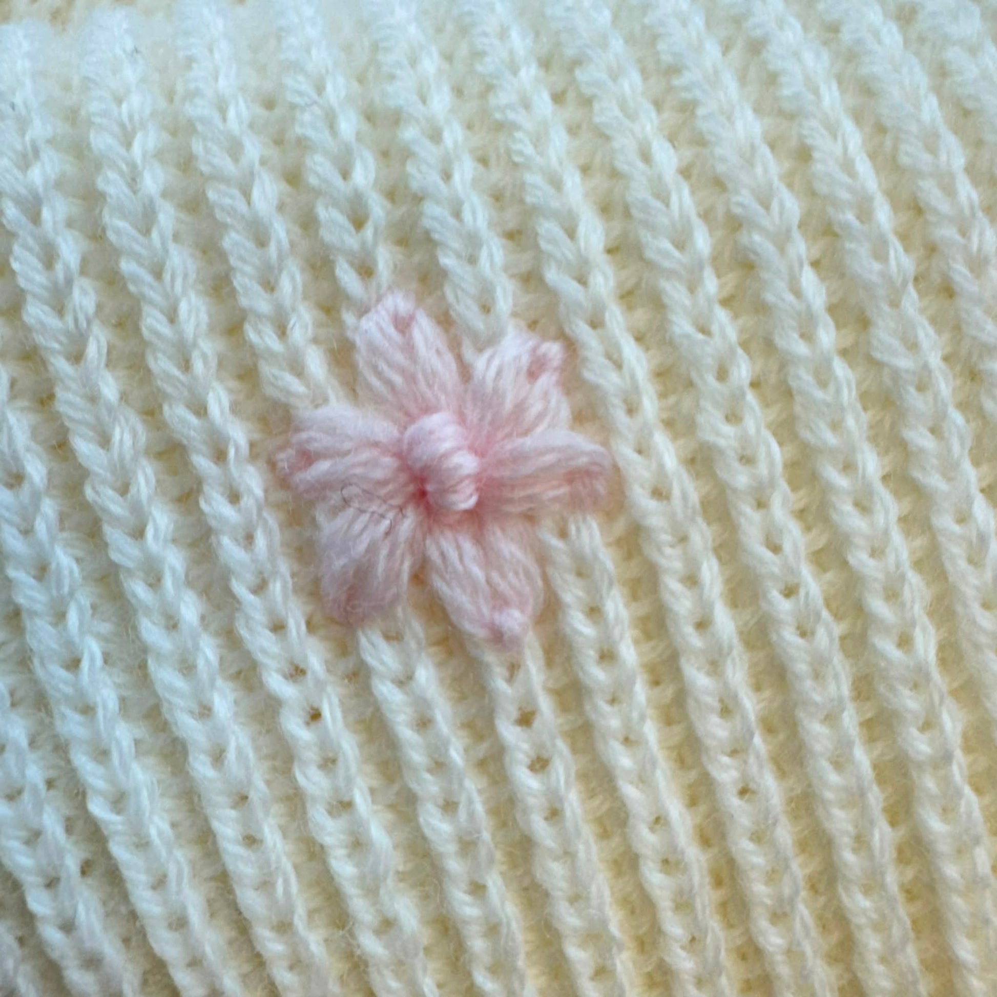 Uscita clinica neonata in pura lana bianco con copertina e ricami floreali realizzati a mano.