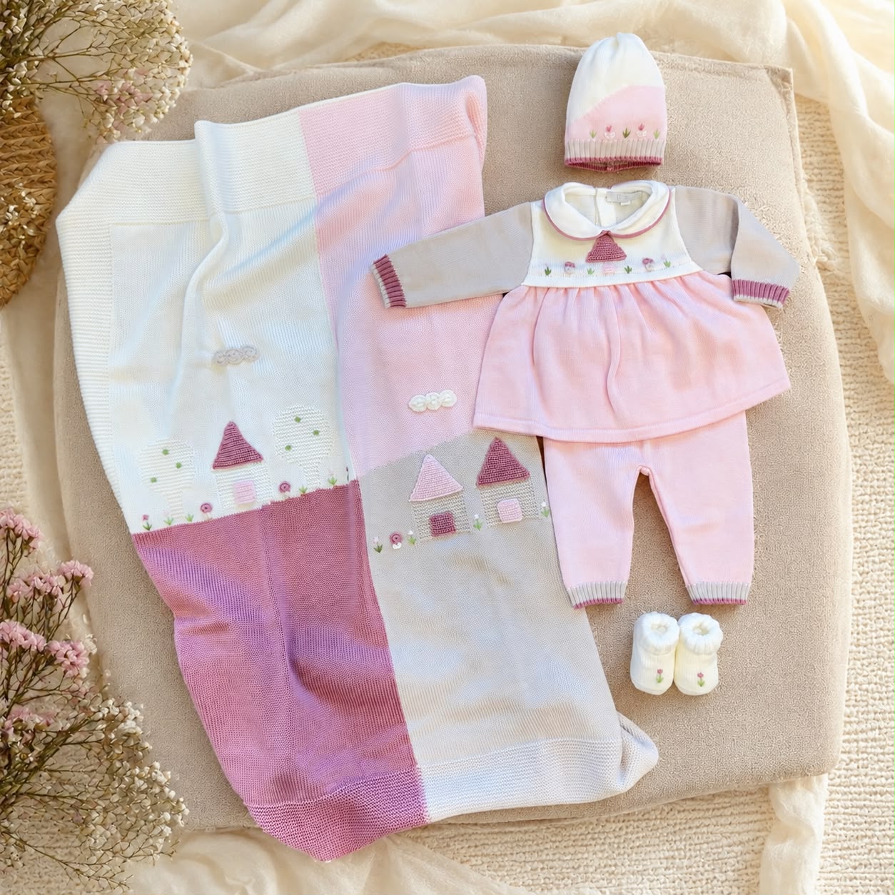 Copertina neonata in pura lana rosa, latte e beige con coordinato nascita Made in Italy.