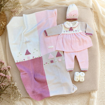 Copertina neonata in pura lana rosa, latte e beige con coordinato nascita Made in Italy.