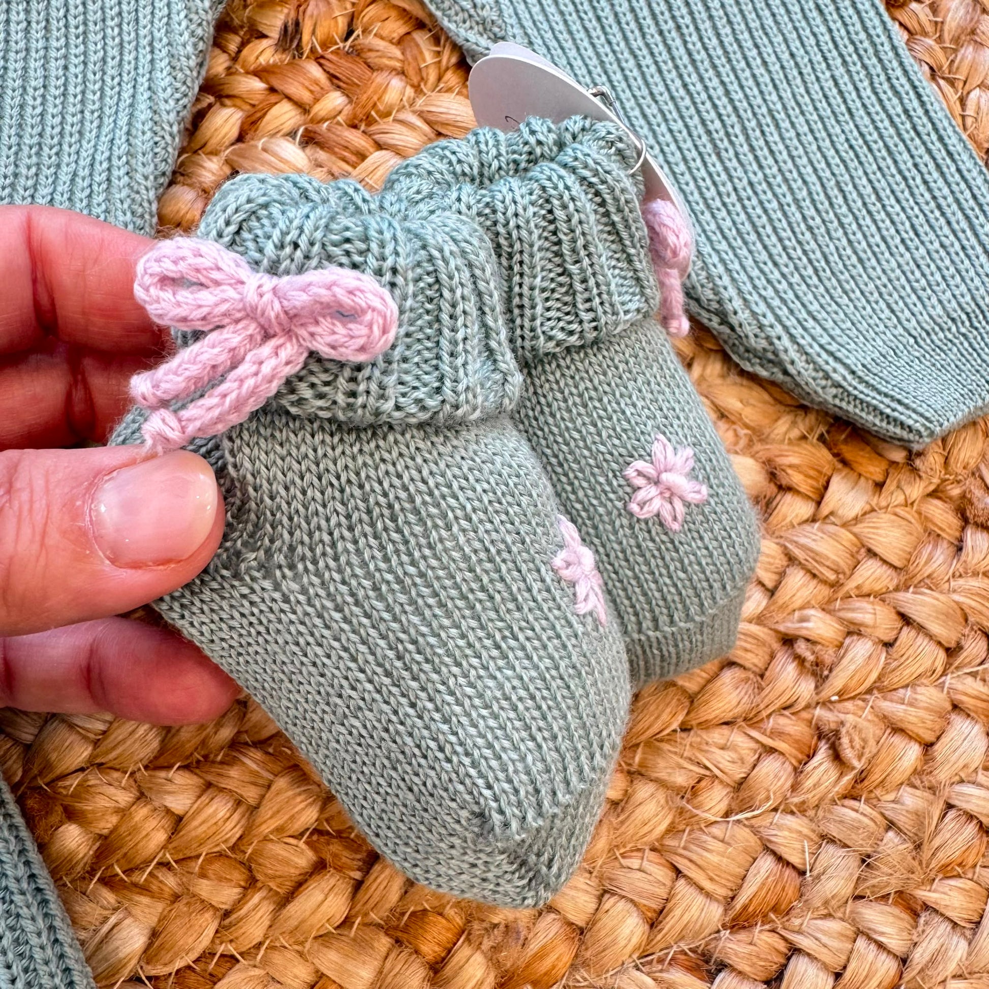 Completo neonata in pura lana verde salvia con ricami floreali realizzati a mano.