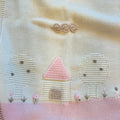 Uscita clinica neonata in pura lana con copertina ricamata nei colori latte, rosa cipria e beige Mars Made in Italy.