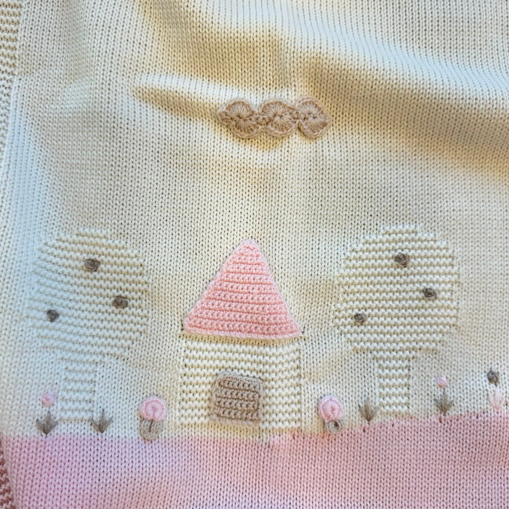 Uscita clinica neonata in pura lana con copertina ricamata nei colori latte, rosa cipria e beige Mars Made in Italy.