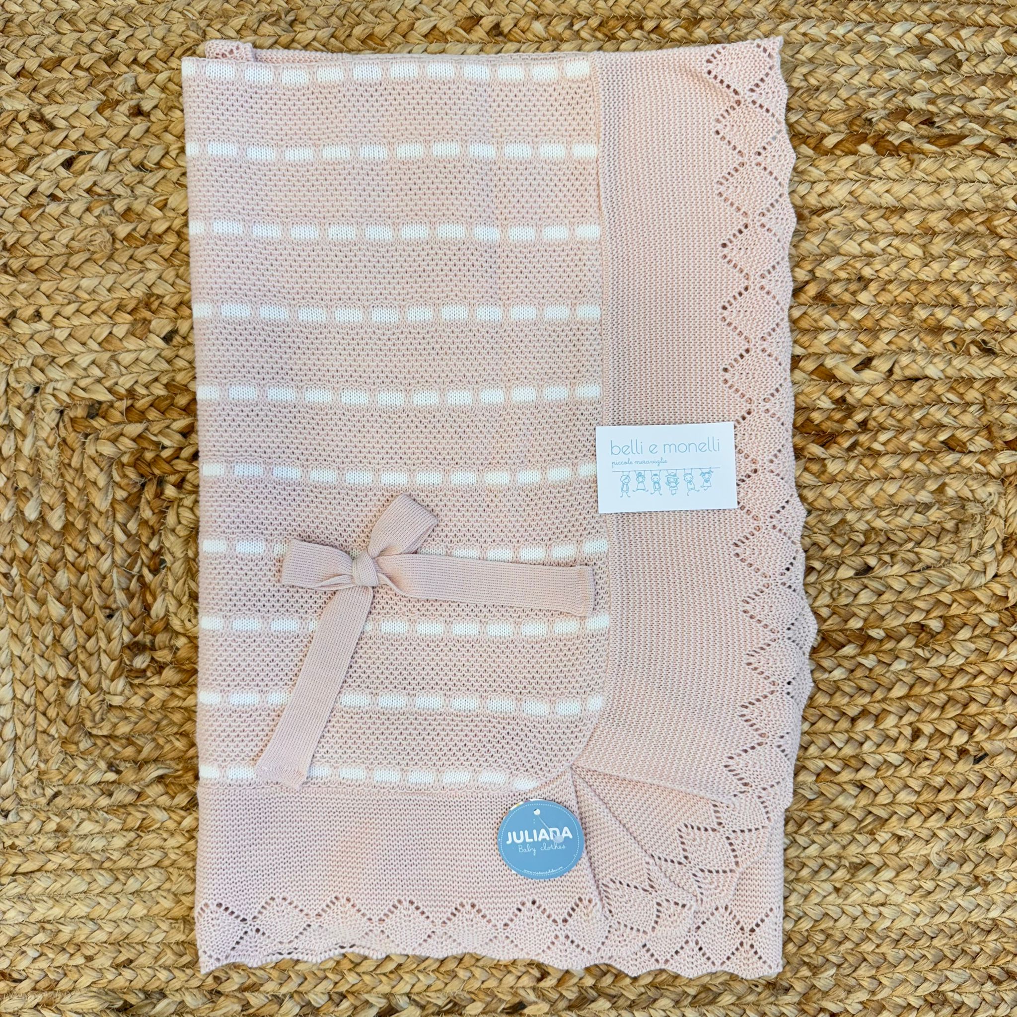 Copertina neonata rosa in maglia con bordo traforato e fiocco