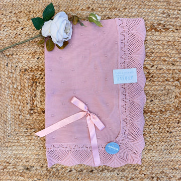 Copertina neonata rosa con fiocco e bordo traforato in maglia

