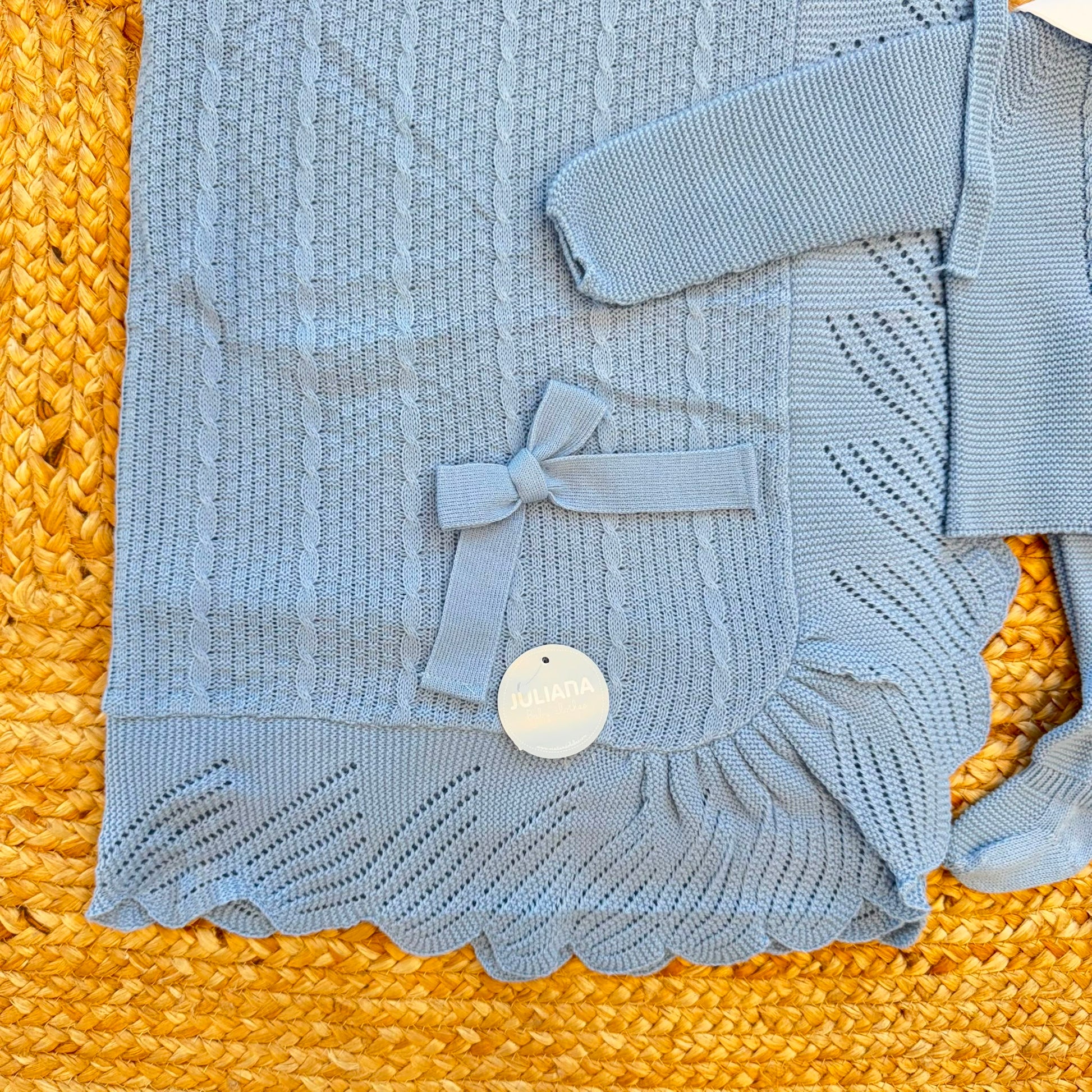 Set nascita neonato azzurro con copertina, maglioncino con trecce, pantalone con piedini e cappellino con pompon