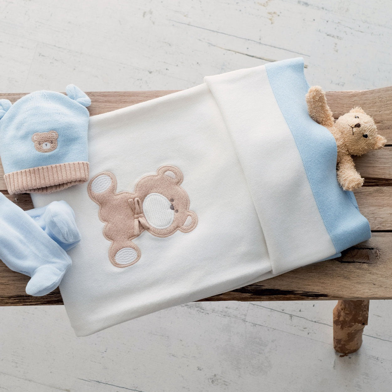 Copertina neonato in cotone e lana bianca e azzurra con orsetto beige coordinata al corredino nascita