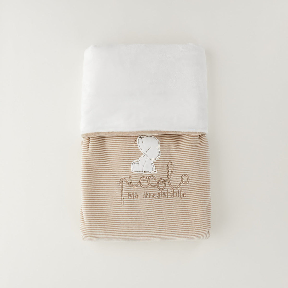 Copertina neonato in ciniglia bianca e beige a righe con applicazione cagnolino per corredino nascita bimbo.