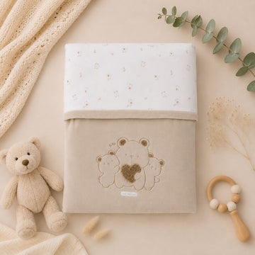 Copertina neonato unisex in ciniglia beige con famiglia di orsetti