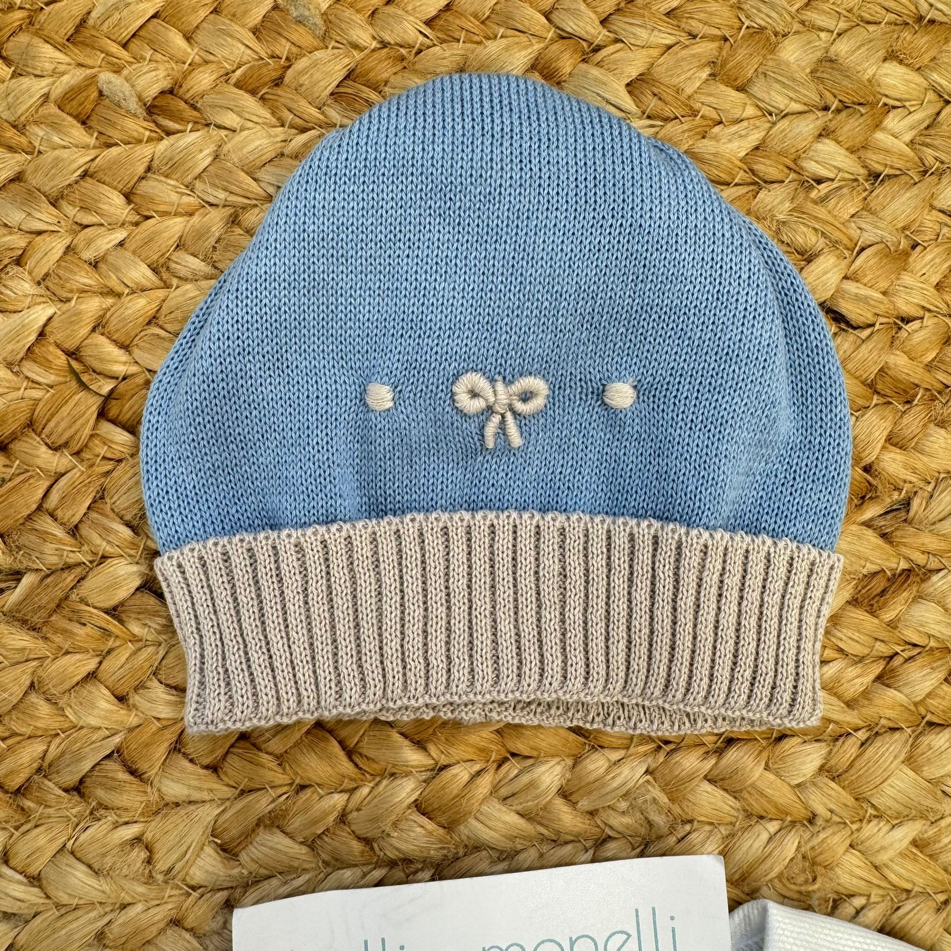 Copertina neonato in 100% filo di cotone azzurro e beige con lavorazione ricamata decorativa