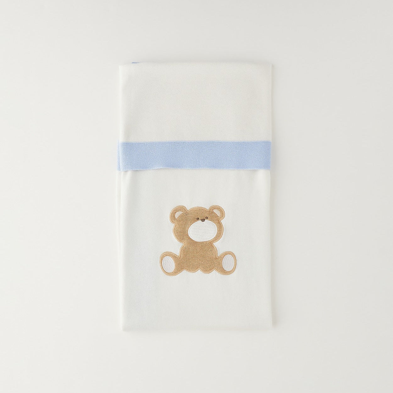 Copertina neonato in cotone e lana bianca e azzurra con orsetto beige coordinata al corredino nascita