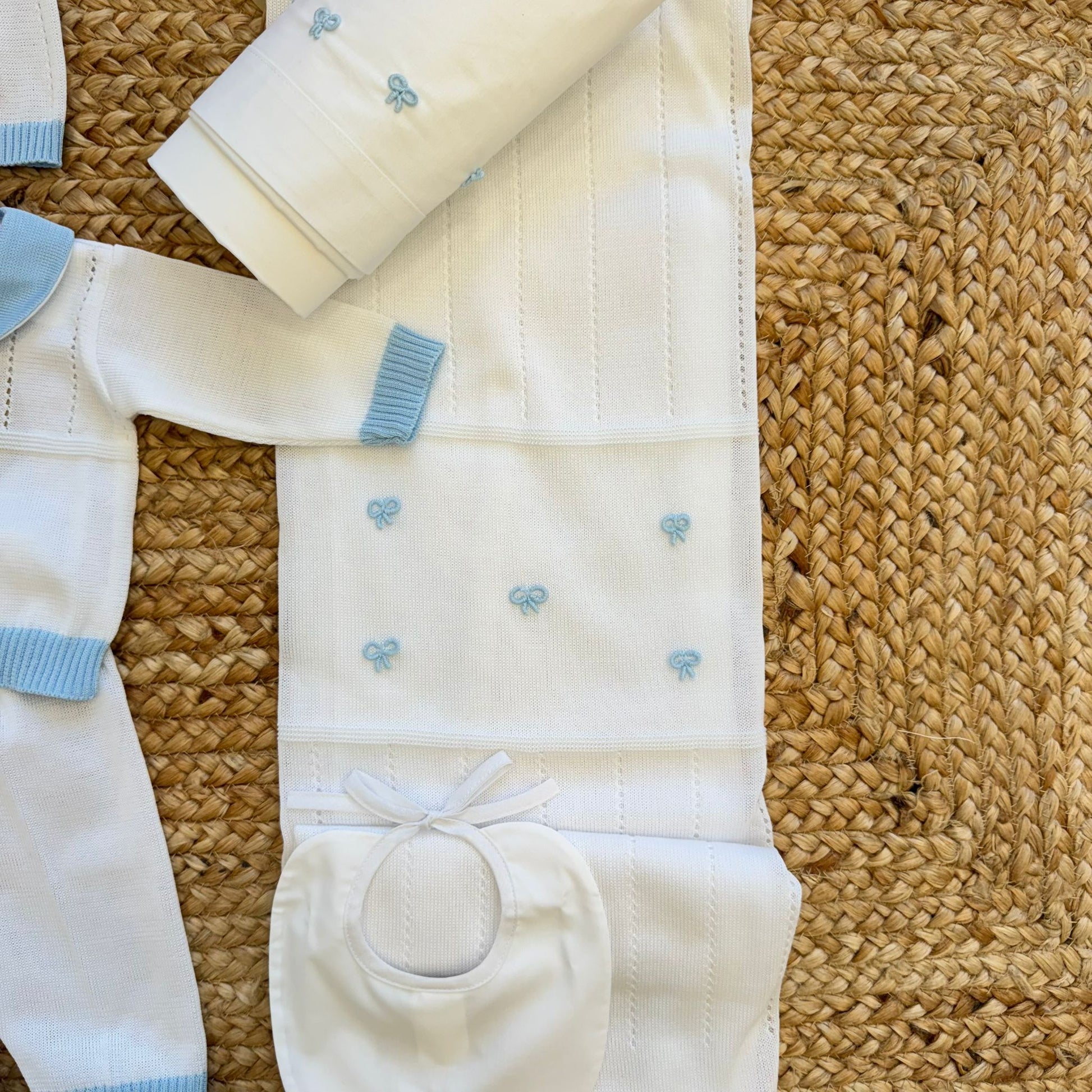 copertina neonato in cotone lavorata con ricami azzurri