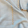 Uscita clinica neonato in misto lana azzurro e beige con copertina completo cappellino scarpine e bavaglino