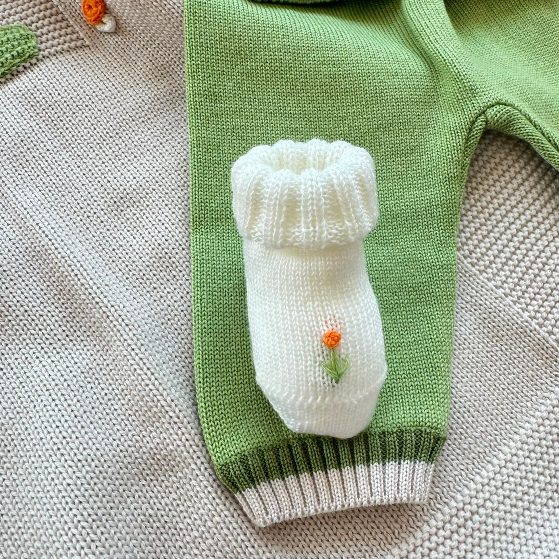 Uscita clinica neonato in pura lana latte pistacchio salvia e beige.