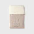 Copertina neonato unisex in ciniglia beige mélange e bianca con due orsetti ricamati per corredino nascita.