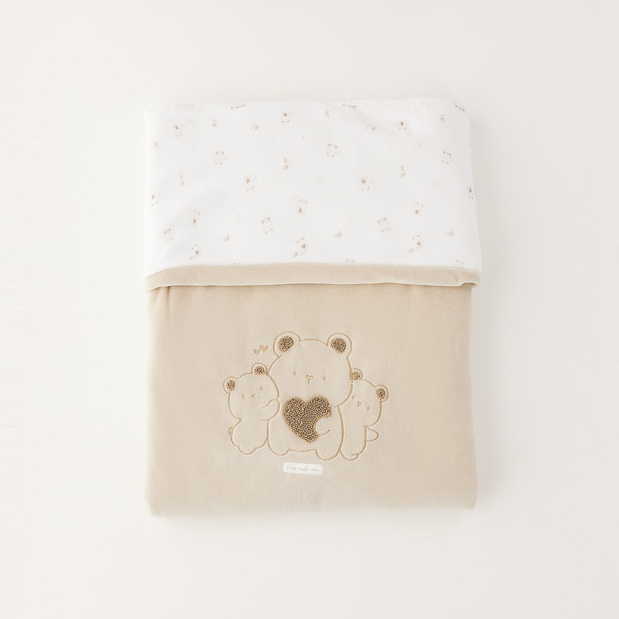 Copertina neonato unisex in ciniglia beige e bianca con ricamo famiglia di orsetti e cuore per corredino nascita.