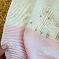 Uscita clinica neonata in pura lana con copertina ricamata nei colori latte, rosa cipria e beige Mars Made in Italy.