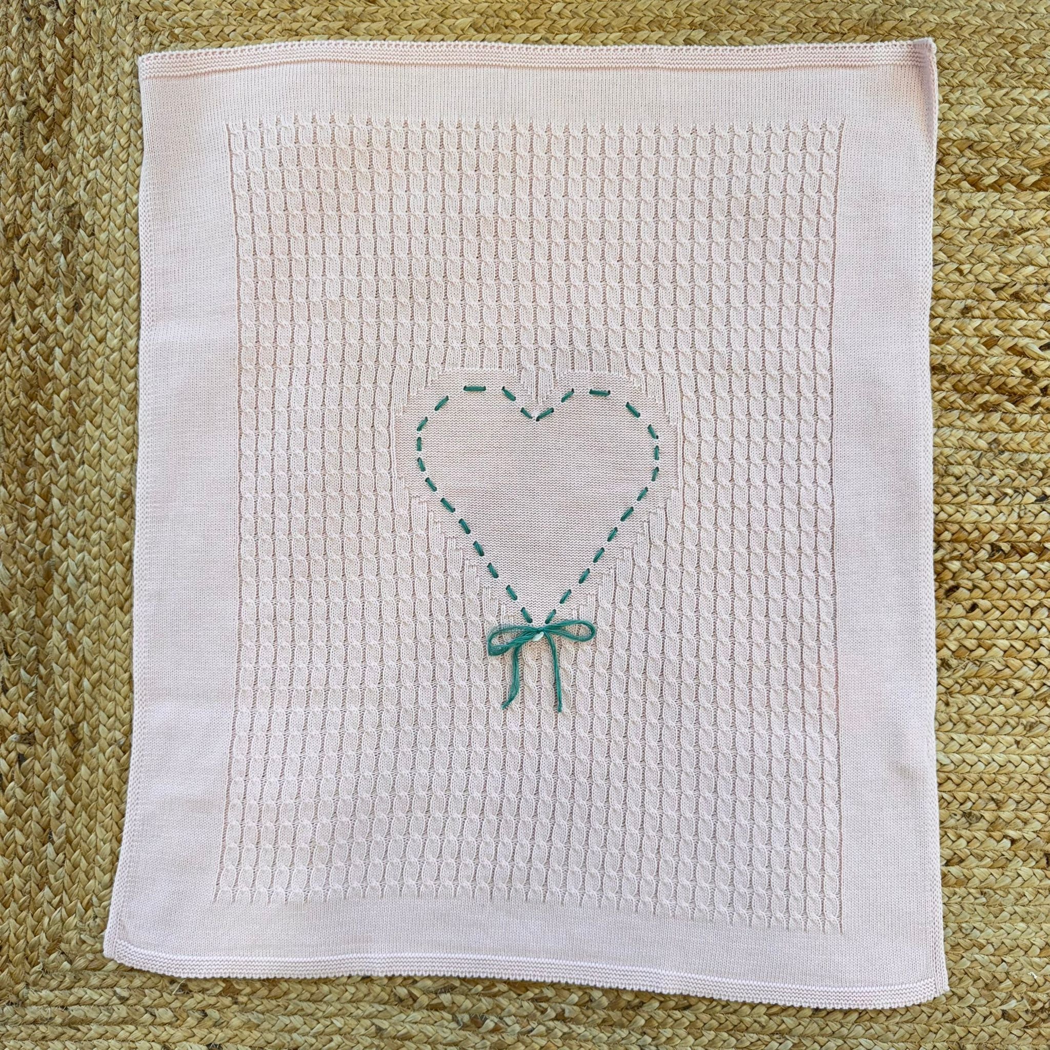 Copertina rosa neonata invernale, lavorata a maglia con cuore ricamato al centro e fiocco verde