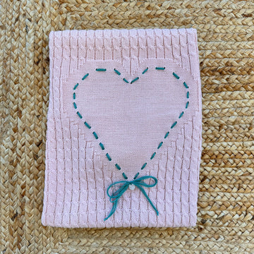 Copertina rosa in maglia per neonata, con cuore centrale e fiocco verde – perfetta per corredino autunno inverno