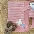 Copertina rosa con bordo lavorato e fiocco decorativo