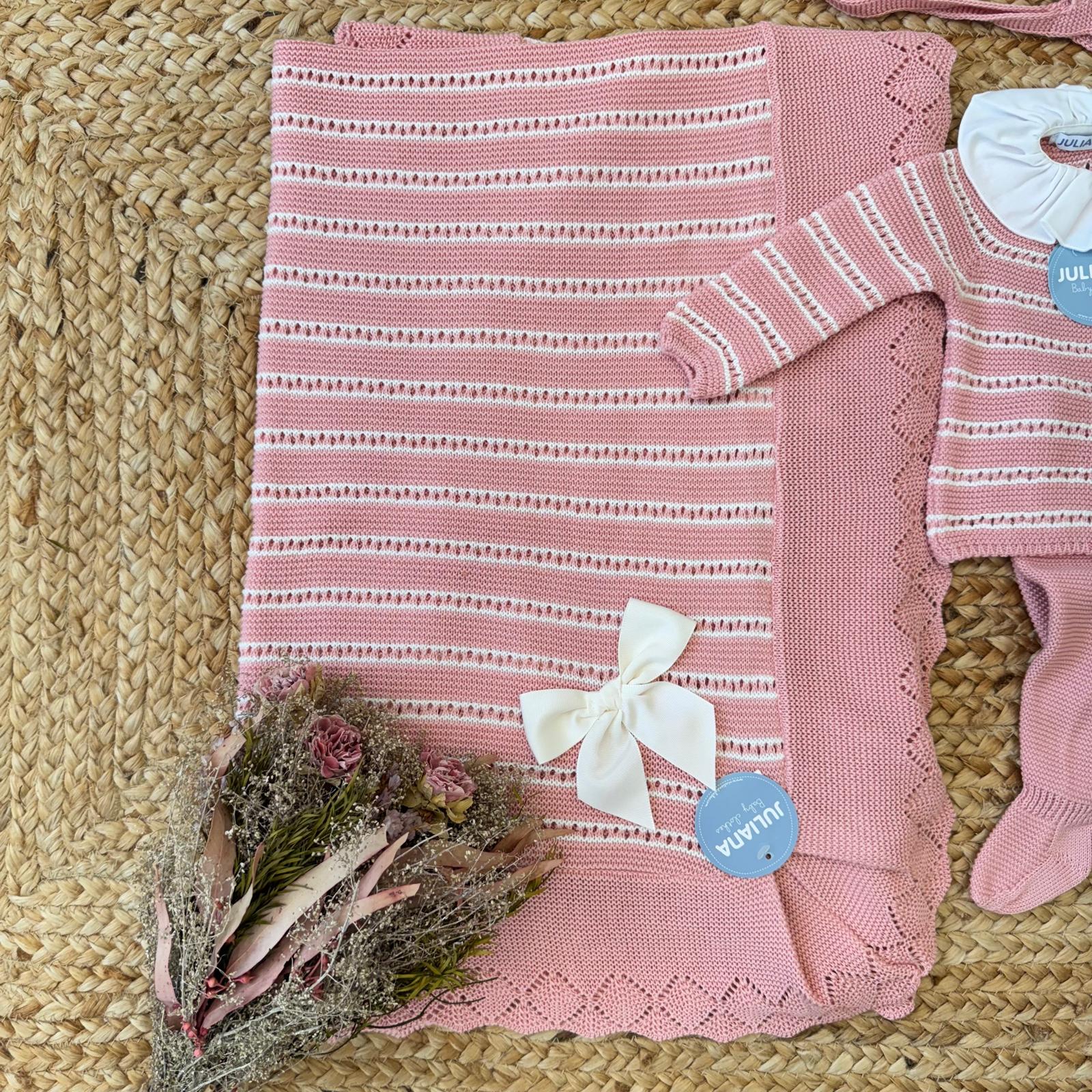 Copertina rosa con bordo lavorato e fiocco decorativo