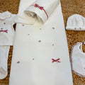 Uscita clinica neonata in ciniglia panna con copertina sfoderabile e fiocchi rosa Made in Italy.
