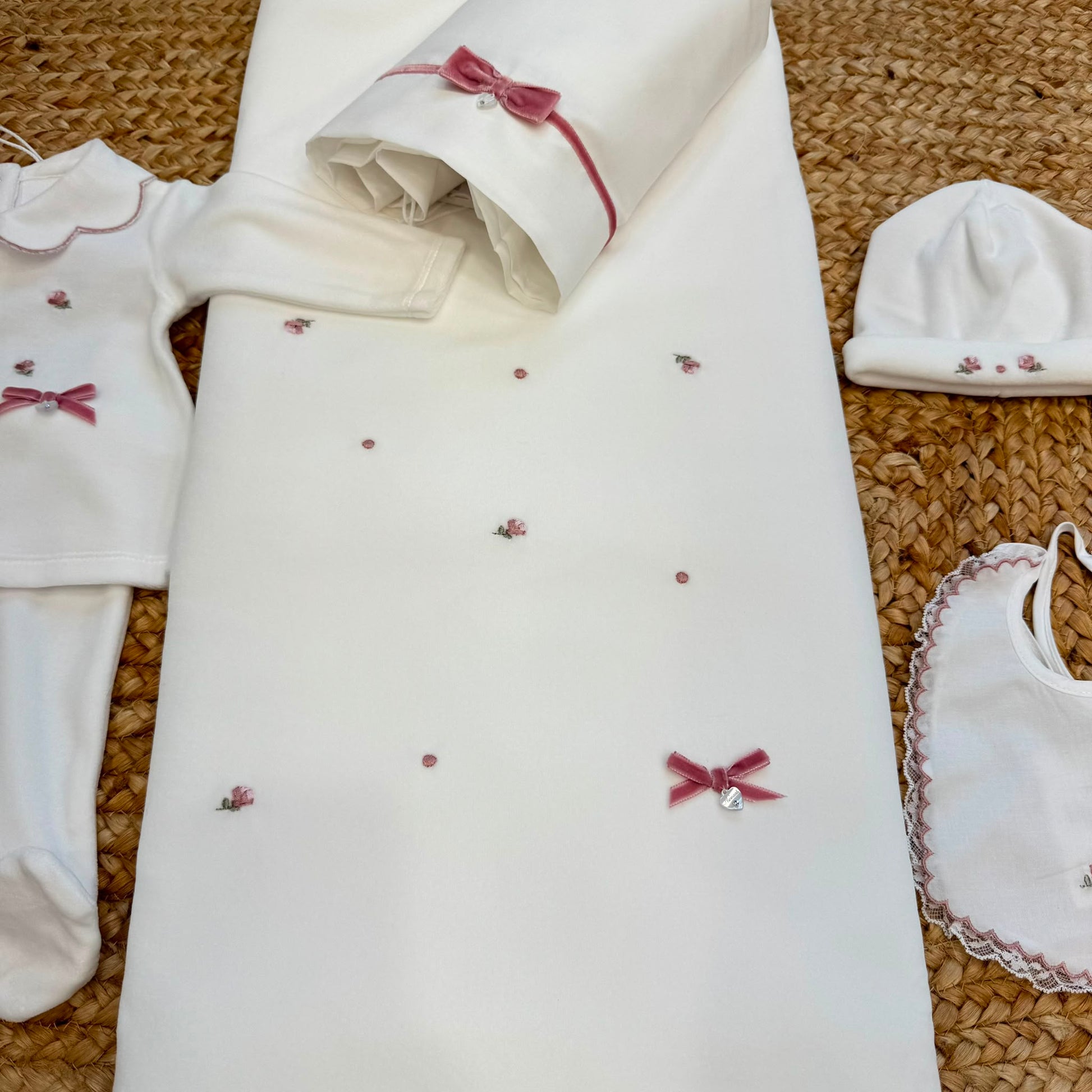Uscita clinica neonata in ciniglia panna con copertina sfoderabile e fiocchi rosa Made in Italy.