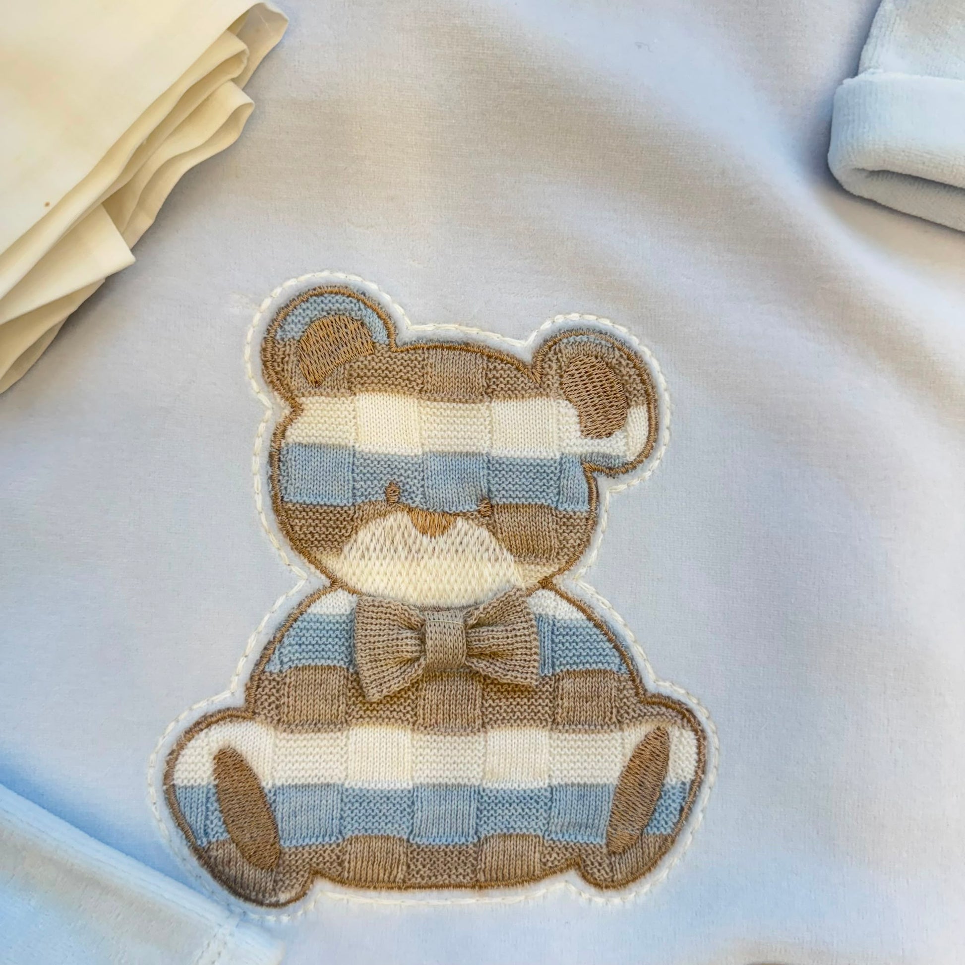 Uscita clinica neonato cielo e beige in ciniglia completa con copertina sfoderabile, tutina, cappellino e lenzuolino.