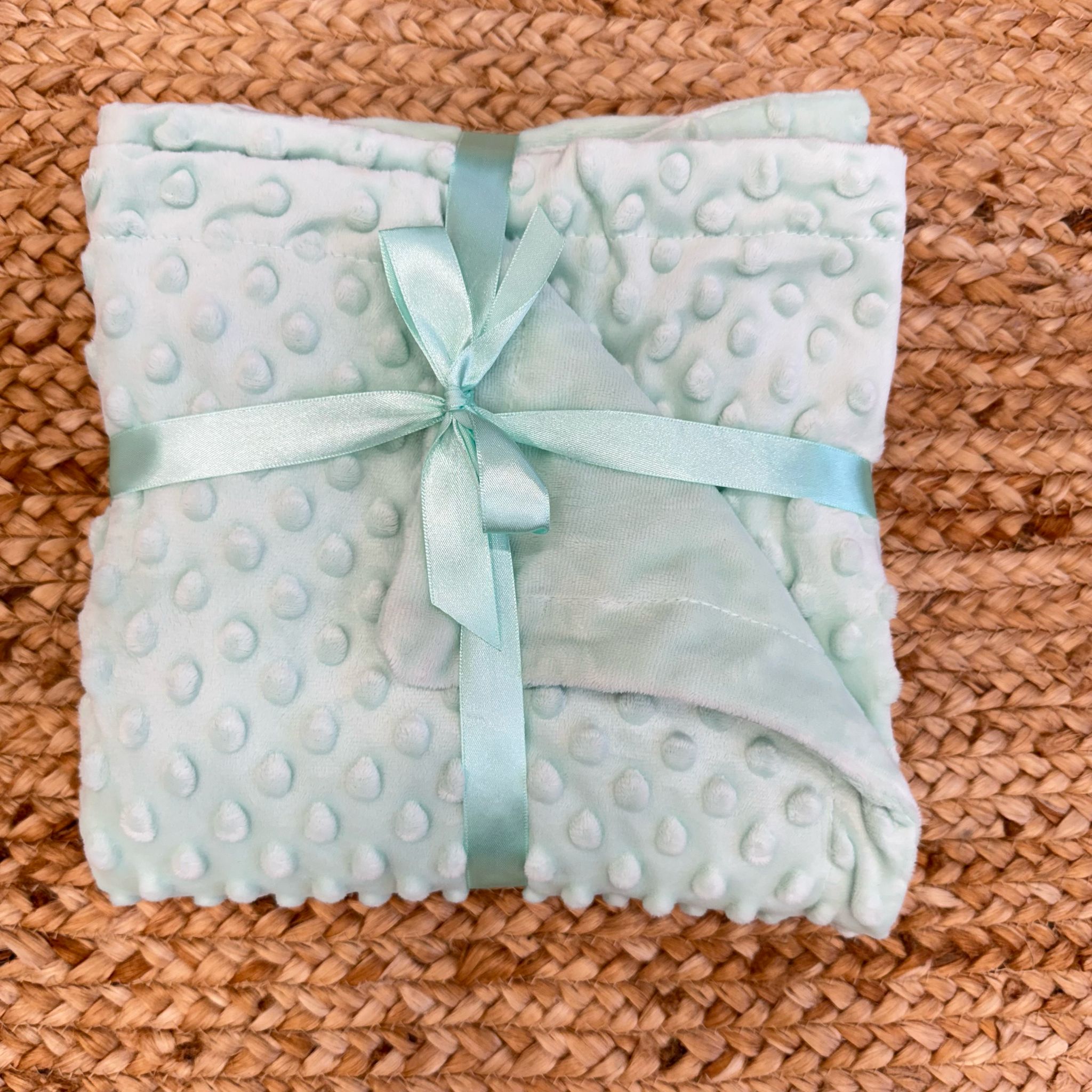 Copertina verde menta in ciniglia per neonato con fiocco regalo

