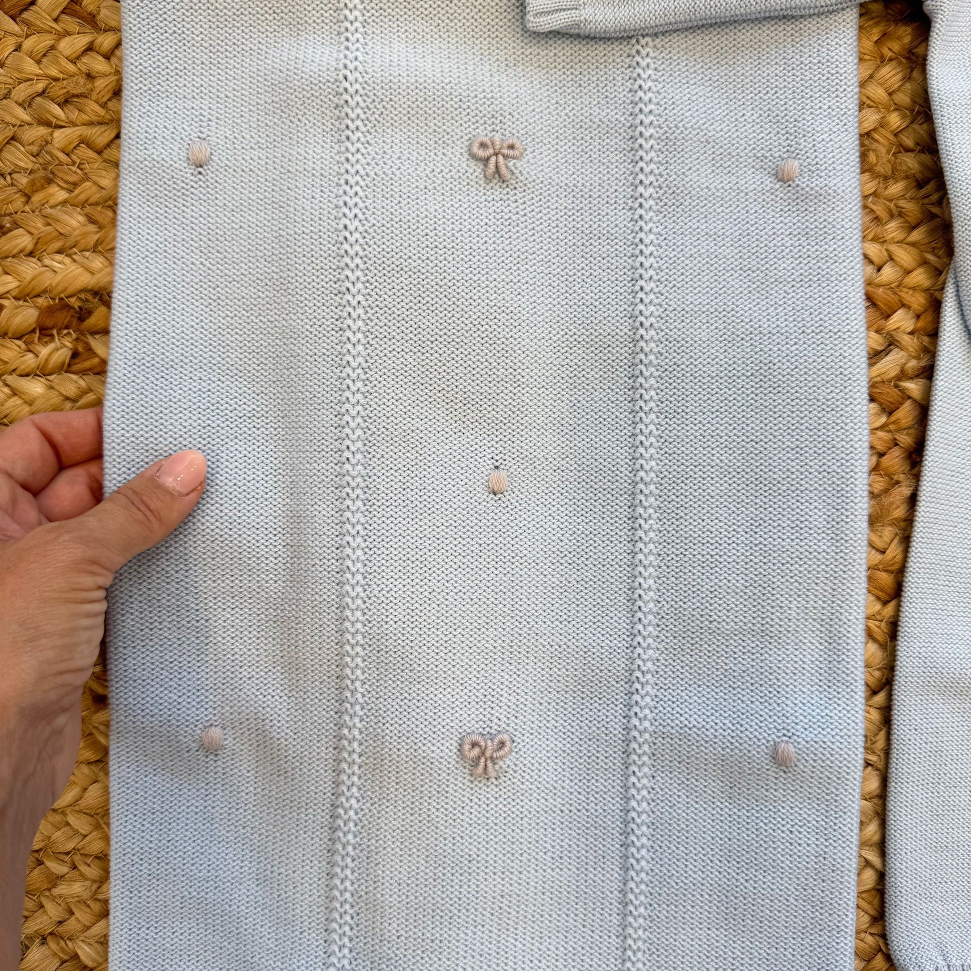 copertina azzurra corredino neonato in 100% lana con ricami fiocchi