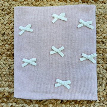 copertina neonata rosa in lana con fiocchi panna