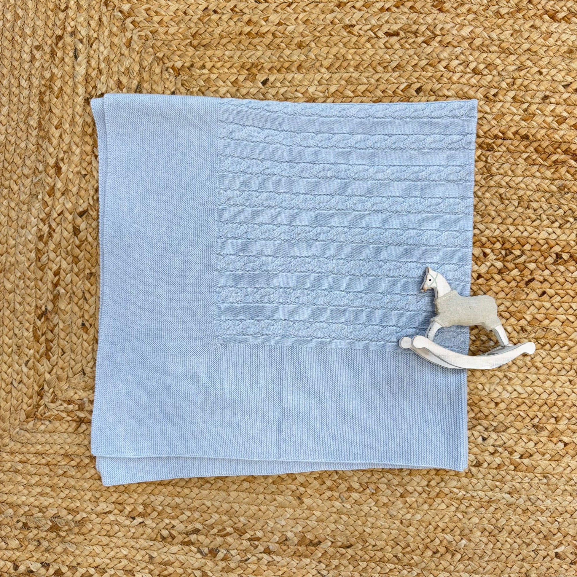 copertina neonato azzurra con trecce