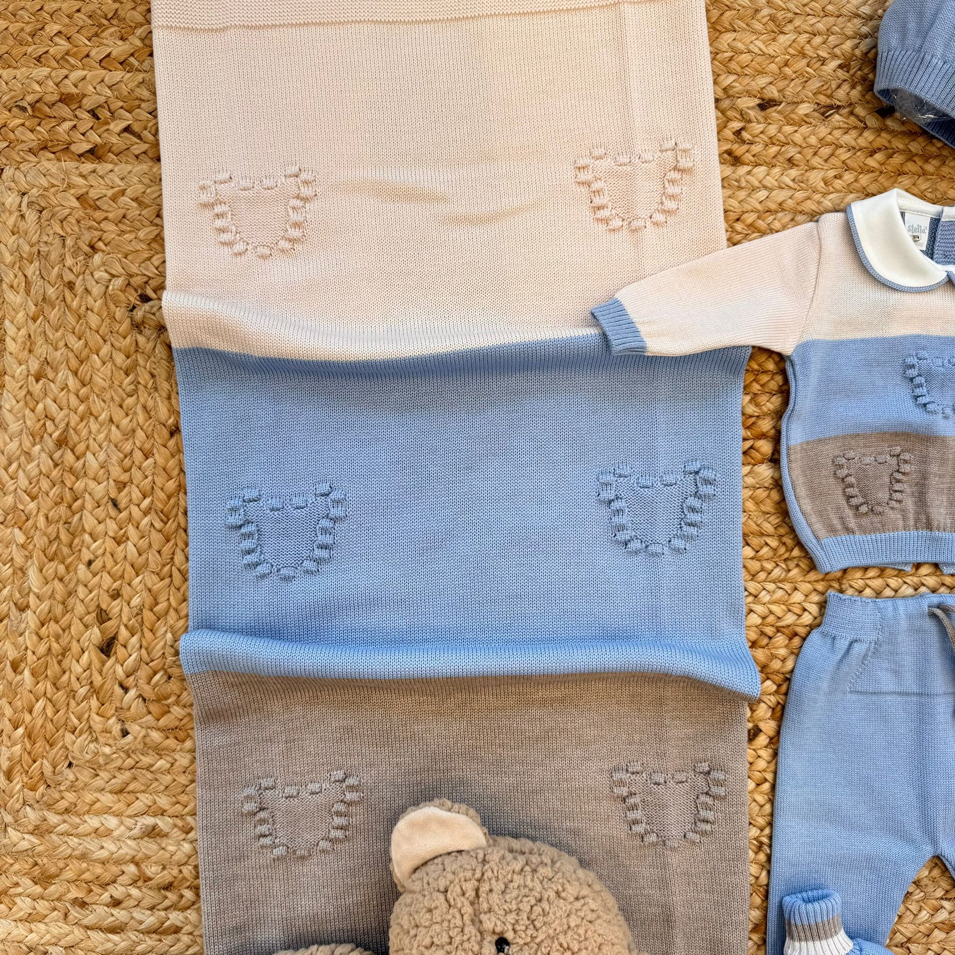 copertina neonato in pura lana panna, azzurro e beige con ricamo cuori