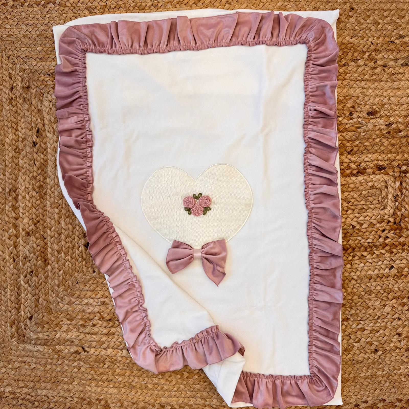 copertina neonato panna con bordo arricciato rosa cipria e fiocco centrale