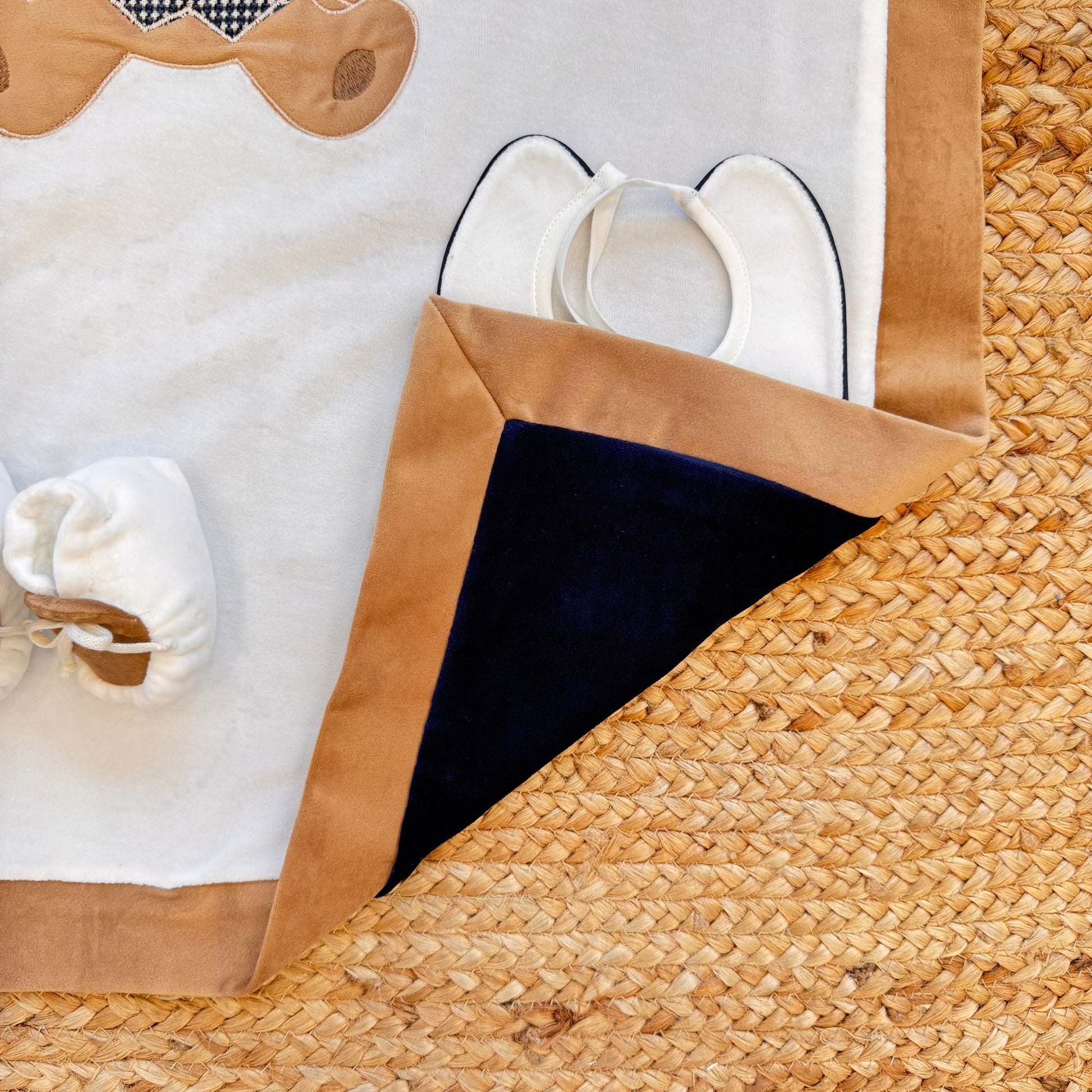 copertina neonato panna con bordo beige in ciniglia