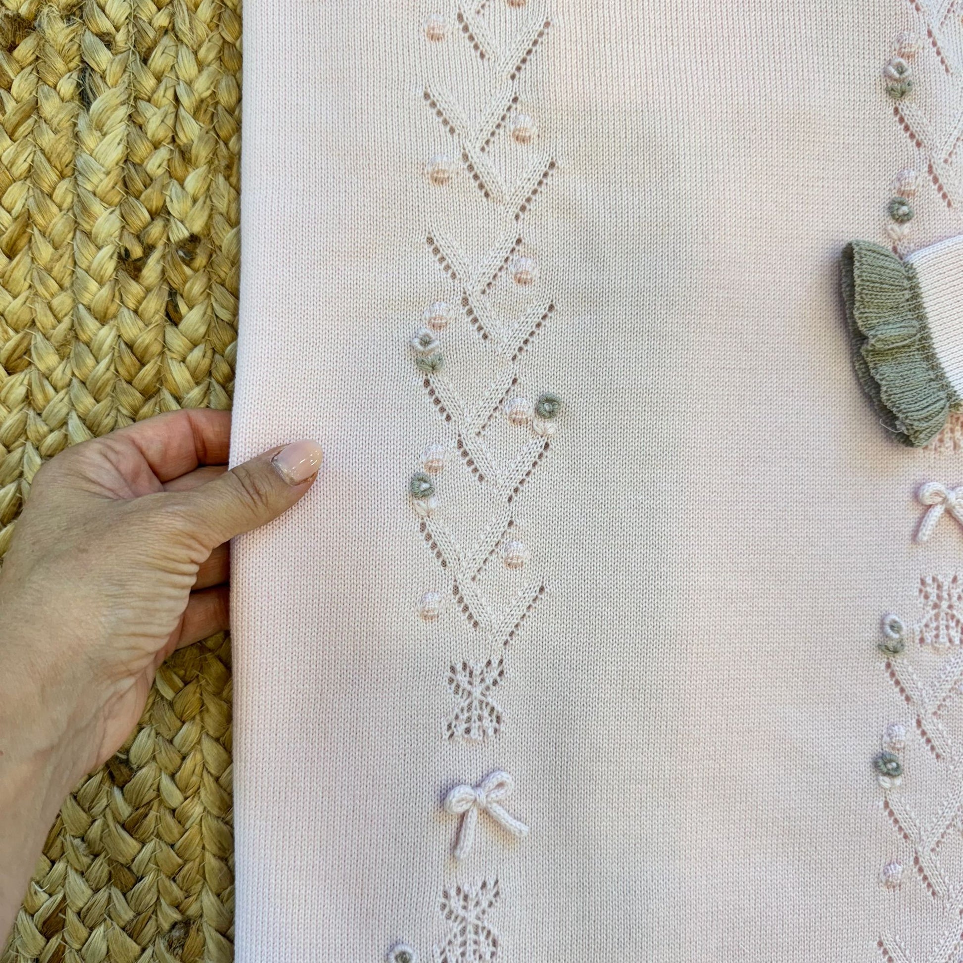 copertina rosa in lana merino con ricamo a nido d’ape e punto nodino