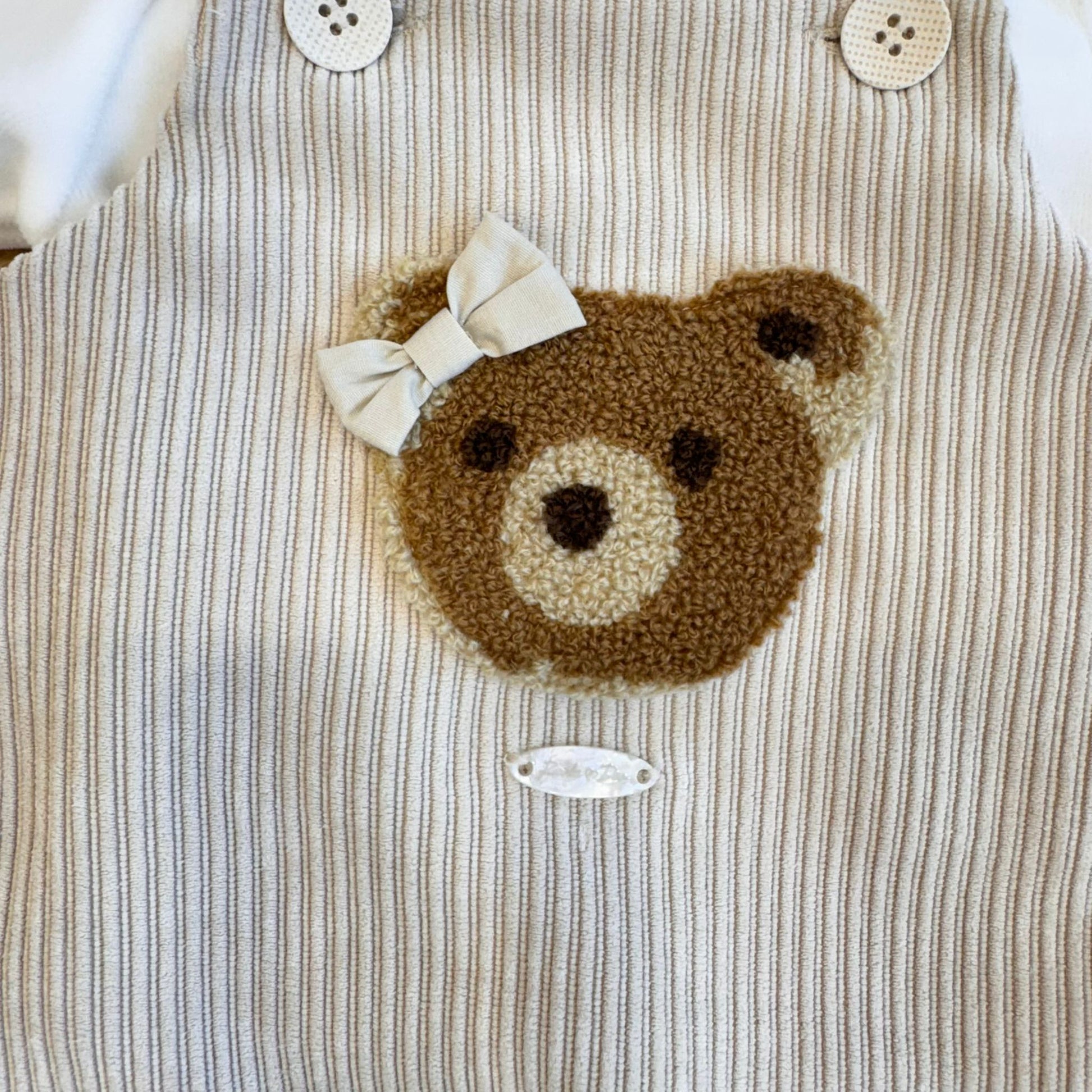 Coordinato invernale completo per neonata con pagliaccetto, coprifasce e accessori.
