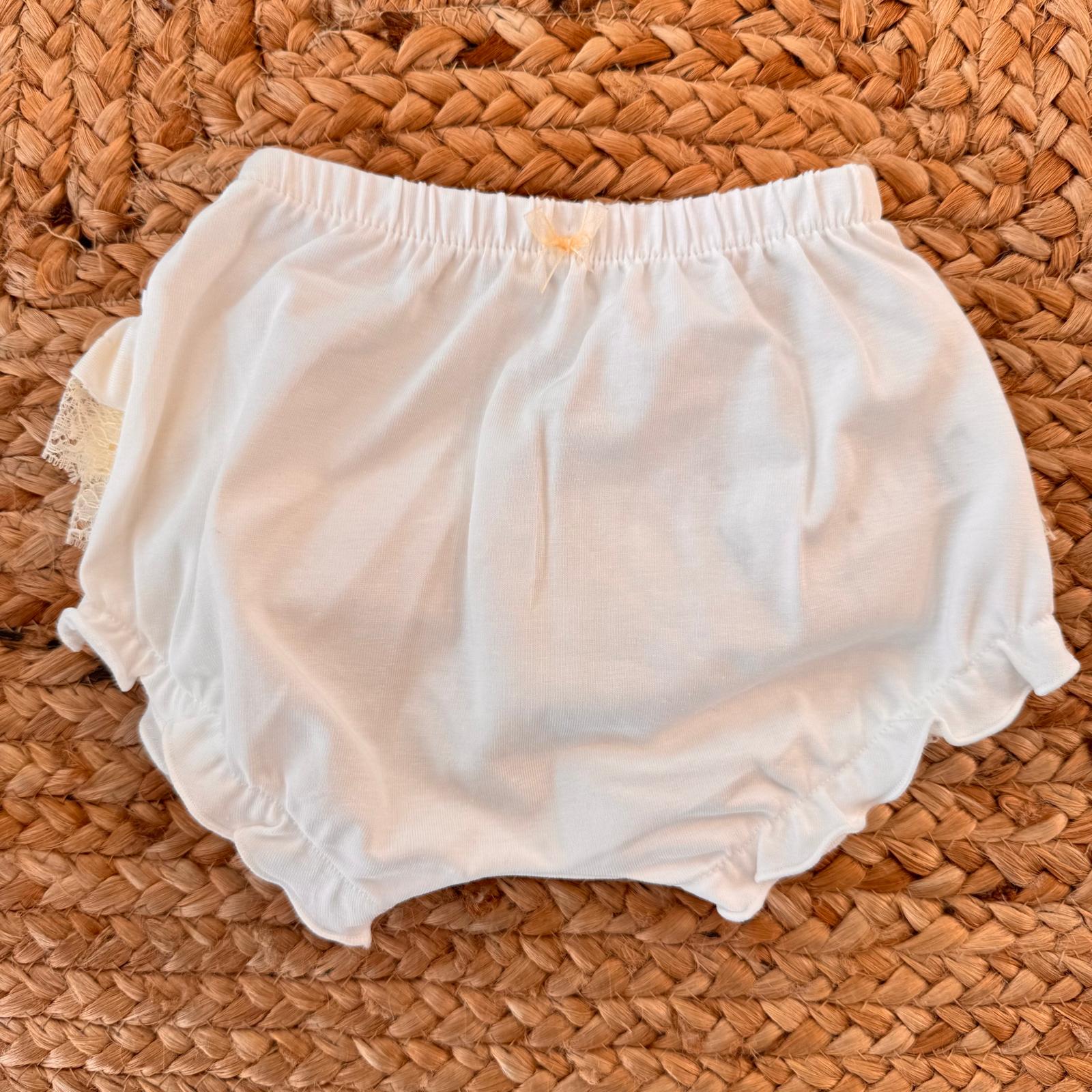 Copripannolino bimba panna con volant in tulle e pizzo sul retro.

