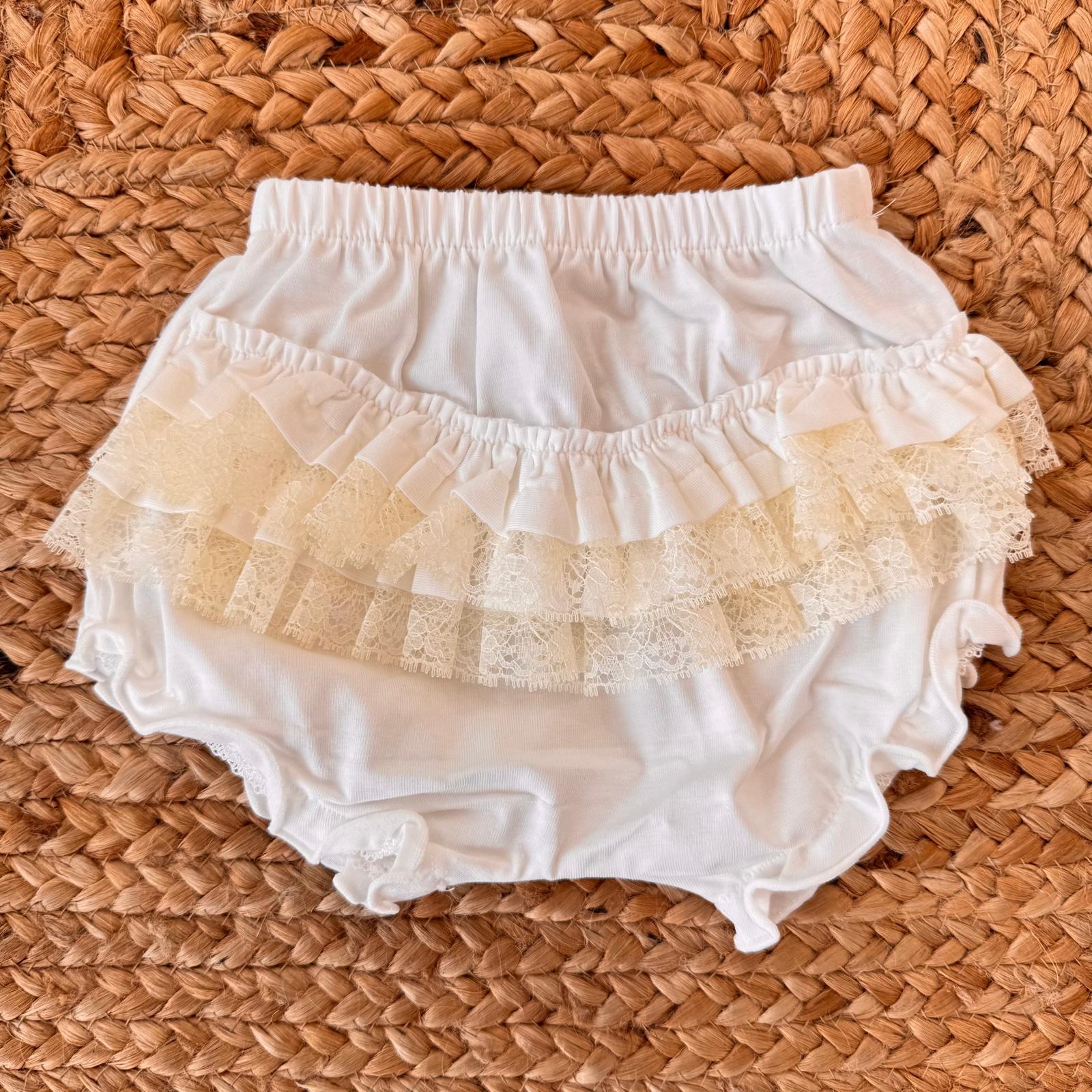 Copripannolino bimba panna con volant in tulle e pizzo sul retro.

