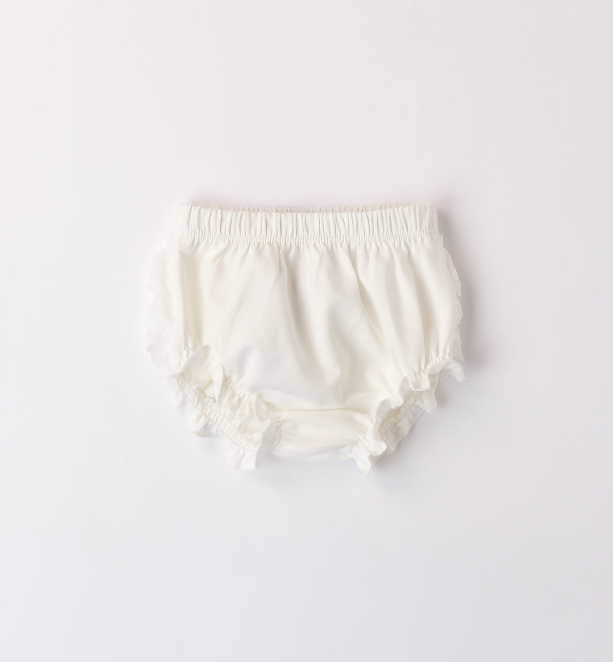 Copripannolino per neonata in cotone bianco con decorazioni in pizzo sul retro.