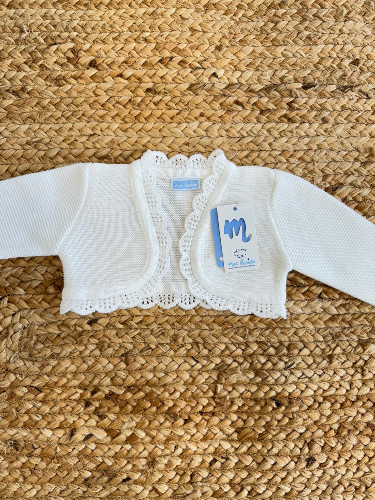Coprispalle battesimale bianco in maglia con bordo in pizzo, perfetto per cerimonia e battesimo.
