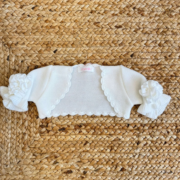 Coprispalle bimba in maglia avorio con maniche a balza e fiore applicato, ideale per cerimonie e battesimi