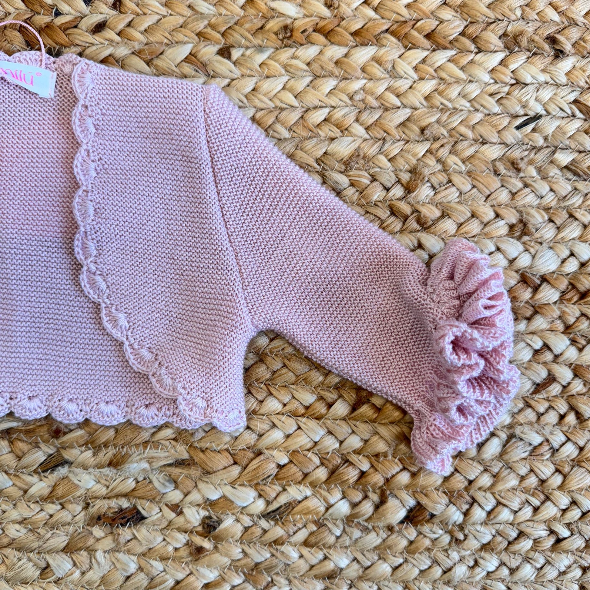 Retro coprispalle bimba in maglia rosa antico con bordi arricciati e taglio corto.
