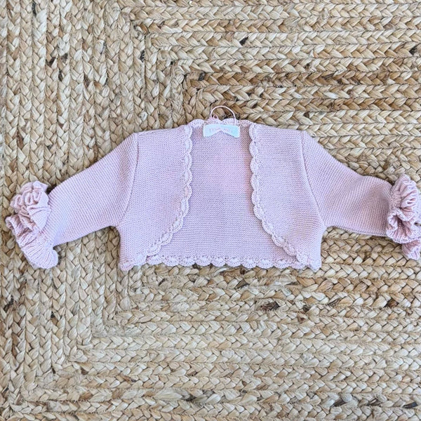 Coprispalle bimba rosa antico in maglia con maniche a balza e fiore applicato, perfetto per battesimi e cerimonie.