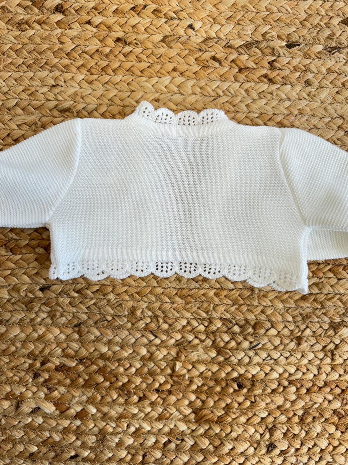Vista posteriore del coprispalle battesimale in maglia con dettagli raffinati